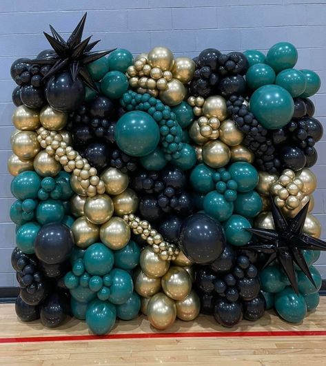 Emerald Green Backdrop With Balloons, 2024 Balloon Arch, Dark Green Balloon Arch, Emerald Green Balloons, Graduation Balloon Garland, Outdoor Decorations Ideas, Balloon Wall Backdrop, Party Balloons Diy, Balloon Tower