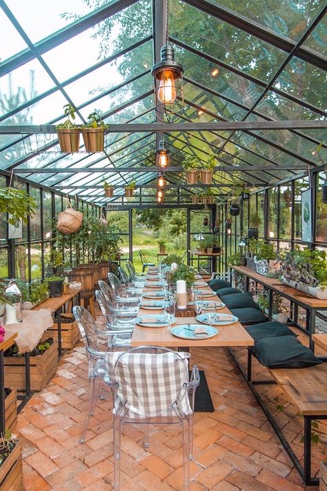 Greenhouse With Dining Table, Greenhouse Restaurant Interior Design, Greenhouse Laundry Room, Green House Restaurant, Conservatory Restaurant, Greenhouse Dinner, Greenhouse Dining Room, Greenhouse Dining, Restaurant Plants