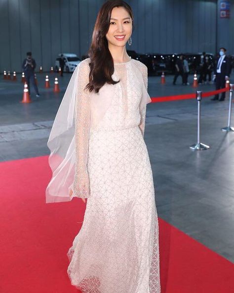 Seo Ji Hye, Korean Actresses, Korean Actress, Beautiful Wedding Dresses, The Red Carpet, How To Feel Beautiful, Fitted Dress, Luxury Wedding, White Formal Dress