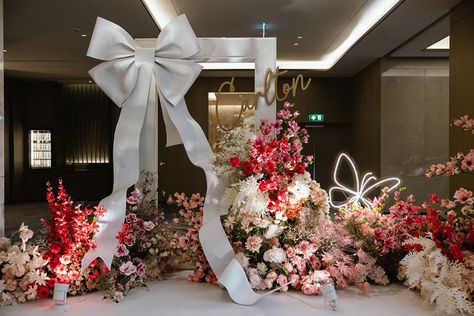 Delighted to showcase our elegant floral setup at the Carlton Bangkok Wedding Fair. Our theme, inspired by the elegance of a giant bow, epitomizes both a present of romance and sophistication for the bride & groom. 🌸✨ #WeddingDecor #CarltonBangkok #FloralDesign #HappilyEverAfter Credit @godrakphotography Bow Theme Wedding, Bow Wedding Decor, Dahlia Decor, Wedding Photobooth Backdrop, Bow Backdrop, Cafe Bandung, Event Entrance Design, Bangkok Wedding, Bow Decorations