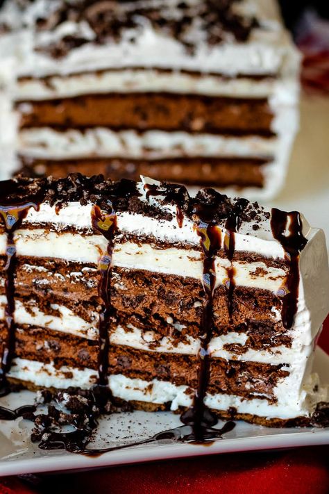 Oreo and Fudge Ice Cream Cake Fudge For Ice Cream, Fudge Ice Cream Cake, Soft Foods To Eat, Cake Easy Recipe, Pumpkin Dump Cake Recipe, Vanilla Ice Cream Sandwich, Oreo Ice Cream Cake, Easy Ice Cream Cake, Fudge Ice Cream