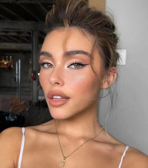 Recreate These Celebrity Natural Glam Makeup Looks for a Red-Carpet-Worthy Appearance Madison Beer Makeup, Red Carpet Makeup, Dag Make Up, Elegantes Makeup, Mekap Mata, Natural Glam Makeup, Makeup Pengantin, Flot Makeup, Celebrity Makeup Looks