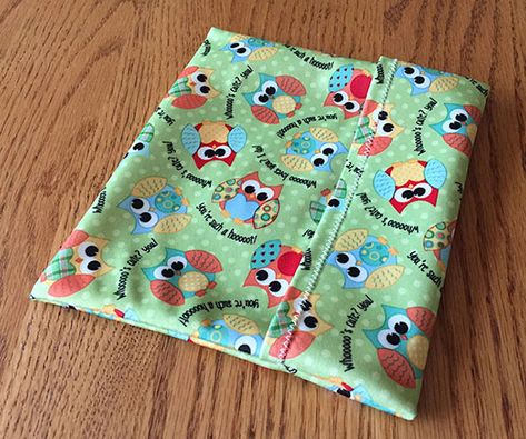 How to sew reusable sandwich bags with PUL fabric Fabric Snack Bags, Sewing Project Ideas, Pul Fabric, Reusable Sandwich Bags, Reusable Lunch Bags, Sew Ins, Sac Lunch, Beginner Sewing Projects Easy, Sandwich Bags