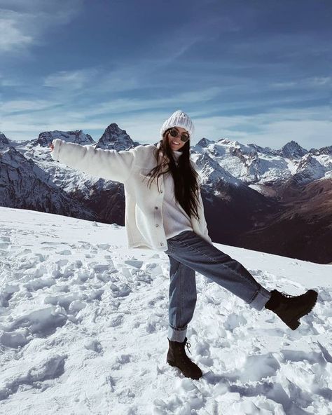 Mountain Poses Photo Ideas, Mountain Photoshoot Ideas, Mountain Photo Ideas, Mountain Photoshoot, Winter Outfits Snow, Snow Photoshoot, Sisters Photoshoot Poses, Travel Pose, Winter Portraits