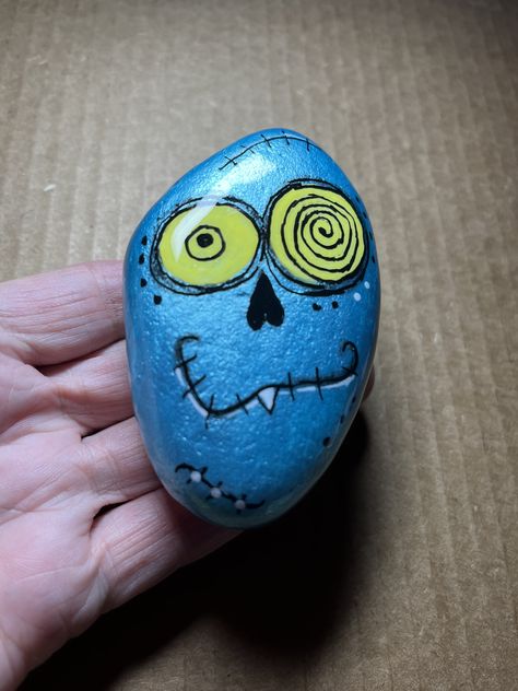 Rock Painting Monsters, Frankenstein Rock Painting, Zombie Rock Painting, Graffiti Monsters, Rock Doodles, Carved Rocks, Halloween Canvas Paintings, Monster Rocks, Witch Painting