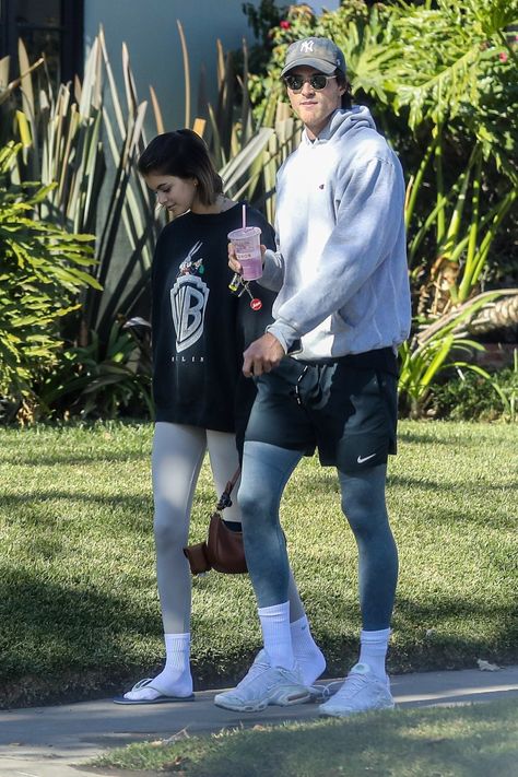 Jacob Elordi Shorts, Outfit Lari, Jacob Elordi And Kaia Gerber, Jacob Elordi Style, Jacob Elordi Outfits, Training Outfit Men, Cinema Outfit, Streetwear Fashion Outfits, Gym Couple