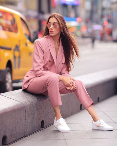 5 Streetstyle Poses for Fashion Bloggers – StylebySajal Pic For Instagram, Poses For Fashion, Fashion Blogger Poses, Walking Poses, Perfect Pic, Blogger Poses, Sitting Poses, Standing Poses, Chin Up