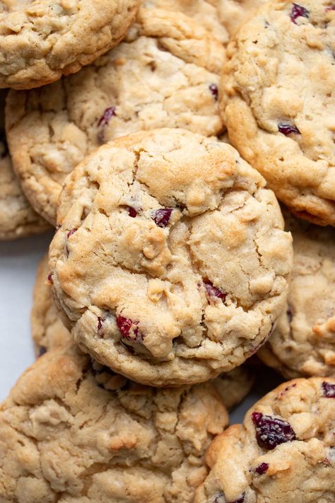 Soft and Chewy Oatmeal Craisin Cookies Recipe Craisin Oatmeal Cookies, Cookie Recipe With Oil, Easy Oatmeal Cookies, Oatmeal Craisin Cookies, Craisin Cookies, Vegan Oatmeal Cookies, Oat Cookie Recipe, Oatmeal Cookies Easy, Vegan Oatmeal