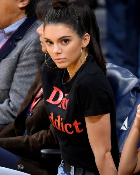 Kendall Jenner wearing gold hoop earrings, a choker, and Dior Addict T-shirt with jeans #hoopearrings Kylie Jenner T Shirt, Choker Outfit, Hoop Earring Outfit, Oversized Hoop Earrings, Earrings Outfit, Earrings Ideas, Kendall Jenner Outfits, Jenner Outfits, Big Hoop Earrings