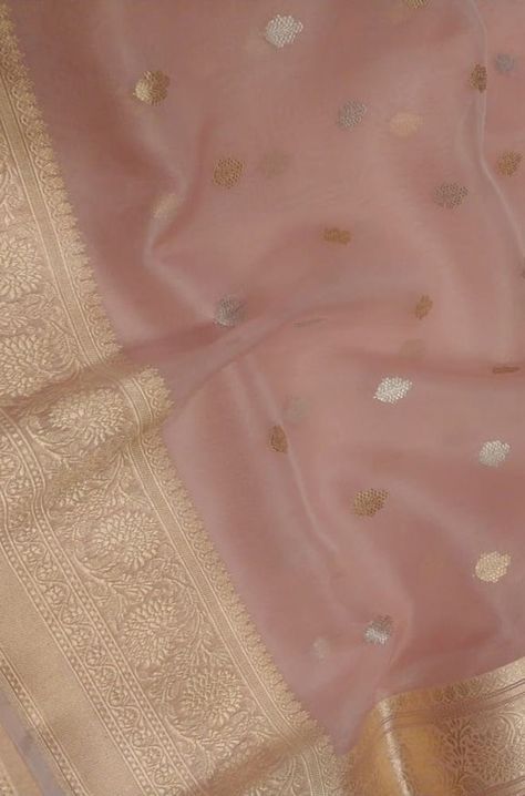 Pink Banarasi Saree, Simple Saree Designs, Traditional Indian Dress, Simple Sarees, Saree Designs Party Wear, Indian Fashion Saree, Indian Dresses Traditional, Traditional Indian Outfits, Saree Blouse Designs Latest