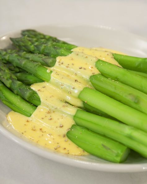 Asparagus with Hollandaise is a classic pairing. In this easy-to-make version, the sauce is prepared in a blender. Asparagus With Hollandaise, Hollandaise Recipe, Easy Hollandaise, Easy Hollandaise Sauce, Best Asparagus Recipe, Produce Recipes, Asparagus Recipes, Sauce Hollandaise, Hollandaise Sauce