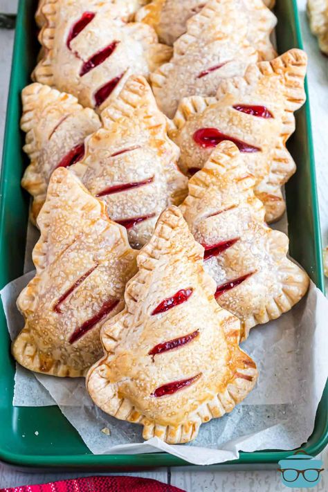 Christmas Tree Hand Pies - The Country Cook Cherry Hand Pie, Cherry Hand Pies Recipes, Fruit Hand Pies, Strawberry Pies, Cherry Hand Pies, Easy Holiday Treats, Hand Pie Recipes, Apple Hand Pies, Shugary Sweets