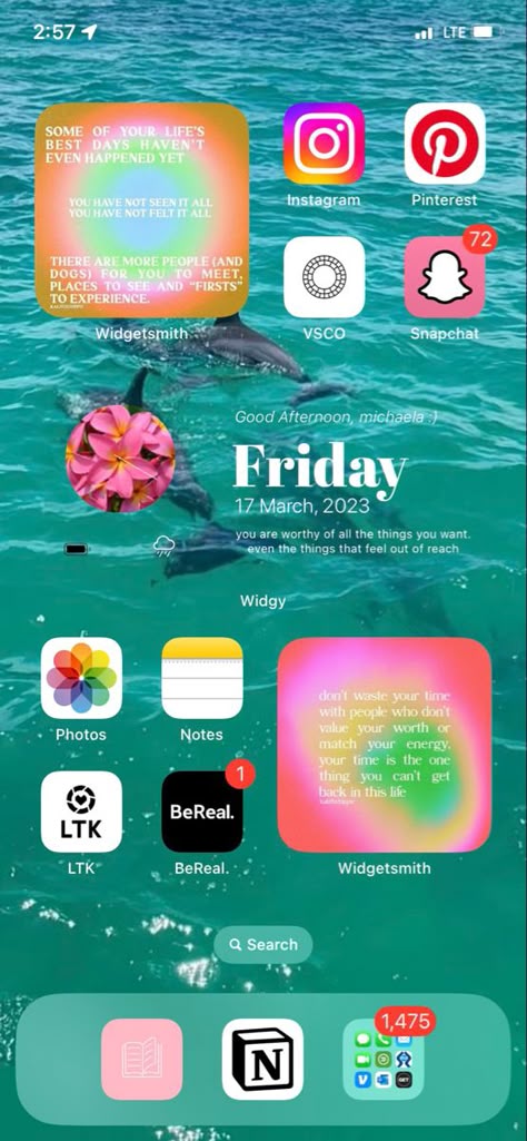 Unique Homescreen Ideas, Iphone Home Screens Ideas, How To Decorate Your Phone Home Screen, Decorating Iphone Home Screen, Beachy Homescreen Layout, Cute Summer Home Screens, Ios Home Screen Ideas Summer, Colorful Iphone Layout, Phone App Layout