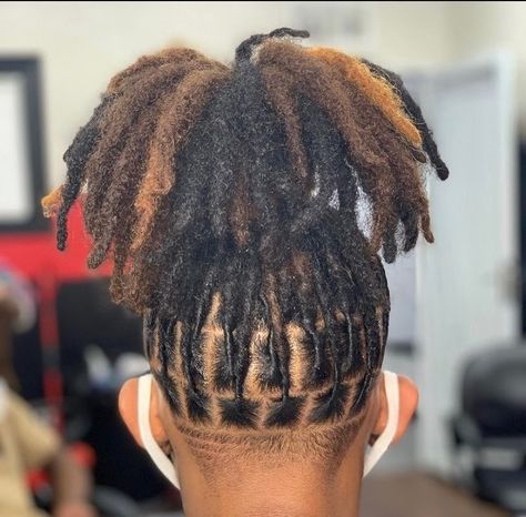 Ebs🤘🏾 on Instagram: “Swipe For A Length Check 🌚😭 Hittin’ 3 years in July!! • • • • #locs #locgirls #womenwithlocs #thicklocs #starterlocs #locnation #longlocs…” Neck Length Dreadlocks Styles, Dreds Locs Undercut, Undercut On Locs, Locs Undercut Women, Undercut Locs Women, Locs With Undercut Black Women, Dreadlock Bob, Undercut With Locs, Locs Undercut