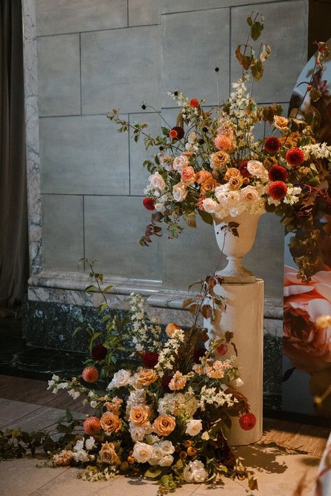 ARRANGEMENTS | Atelier Carmel | Montreal Wedding Florist Alter Floral Arrangement, Floral Urns Wedding, Wedding Altar Decorations, Urn Arrangements, Autumnal Wedding, Wedding Fayre, Montreal Wedding, 2025 Wedding, Wedding Tablescape