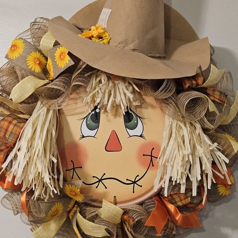 Handmade Scarecrow Wreath Scarecrow Painting On Wood, Homemade Scarecrows, Cemetery Wreaths, Halloween Scarecrows, Scarecrow Painting, Fall Crafts Decorations, Deco Mesh Wreath Ideas, Mesh Wreath Ideas, Scarecrow Face