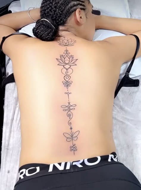 Back Tattoo Women Spine Black Woman, Cute Back Tats Women, Tattos Between Chest, Back Tattoo Women Lotus, Black Women Spine Tattoo, Back Tattoo Women Black Woman, Spine Tattoos For Women Unique Meaning, Henna Spine Tattoo, Tattoos No Shading