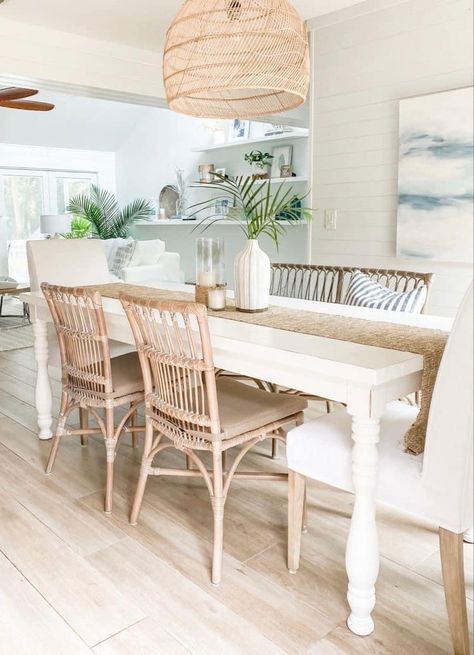 Beach House Dining Room, Aesthetic Band, Aesthetic Exterior, Houses Beach, Beach Hacks Tips And Tricks, Dining Room Table And Chairs, Coastal Dining Room, Beach House Living Room, Beach House Interior Design