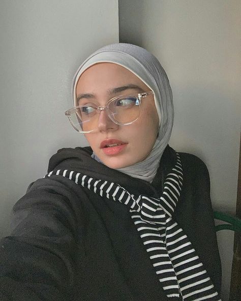 Glasses For Oval Faces, Glasses Inspiration, Simple Hijab Tutorial, Hijab Style Tutorial, Hijab Trends, Muslim Outfits Casual, Hijab Style Casual, Hijabi Aesthetic, Hijabi Outfits Casual