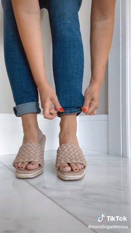 This guide shares a hack to cuff your jeans with a cleaner look. Learn how to cuff your jeans TikTok-style in this step-by-step tutorial. Roll Up Pants Hack, Cuffing Jeans, How To Knot A Tee Shirt, How To Fold Jeans, Denim Hacks, Folding Jeans, Rockabilly Looks, Rolled Cuff Jeans, Rolled Jeans