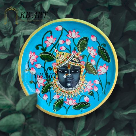 Pichwai wall plates are also a thoughtful and meaningful gift for any occasion. They are a perfect way to show your love and appreciation for someone special, or to simply add a touch of beauty to your home. #pichwai #wallplate #wallart #diy #shrinathji #homedecor #walldecor #pichwaipainting #floraldesigns Pichwai Wall Plates, Stunning Paintings, Wall Plates, Hindu Deities, Hindu Art, Hand Painting Art, Hand Painting, Spiritual Gifts, Traditional Indian