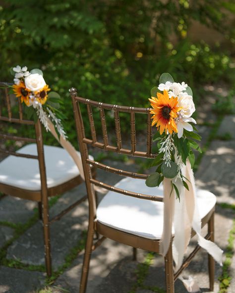 Sunflower-Inspired Wedding Décor Ideas Pew Flowers, Sunflower Wedding Decorations, Rustic Sunflower Wedding, Sunflower Themed Wedding, Wedding Chair Decorations, Wedding Aisle Decorations, Vintage Wedding Decorations, Aisle Decor, Yellow Wedding