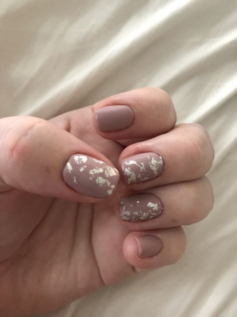 Silver Flake Nails, Silver Leaf Nails, Silver Foil Nails, Diy Nail Ideas, Engagement Nails, Fashion And Makeup, Foil Nails, Short Nail Designs, Chrome Nails