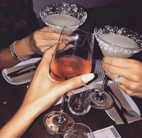 Pinterest: keedrajackson Cocktail Night, Alcohol Aesthetic, Pretty Drinks, Ladies Night, Night Aesthetic, Instagram Models, Drinking Beer, Instagram Foto, Fun Drinks