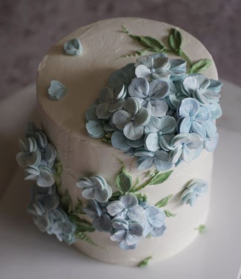 Hydrangea Birthday Cake, Hydrangea Cake Ideas, Hydrangea Cakes, Buttercream Hydrangea, Hydrangea Wedding Cake, Blue Baby Shower Cake, Dessert Styling, Wedding Cake Hydrangea, Hydrangea Cake