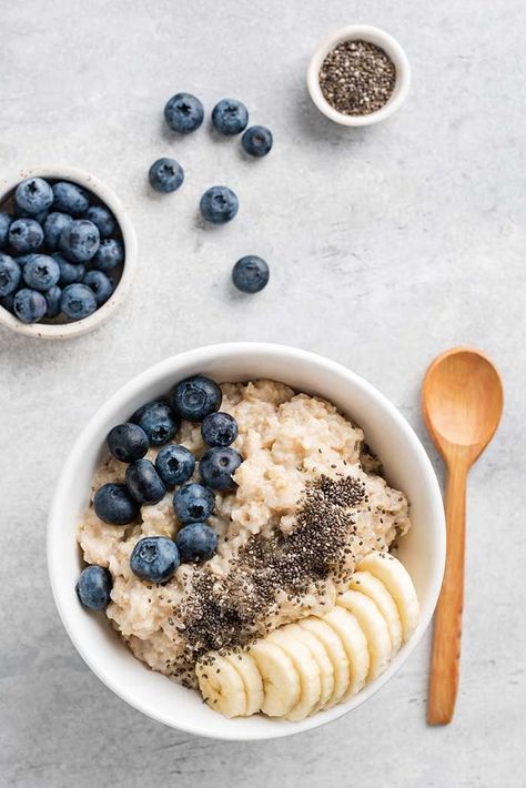 Blueberry flaxseed oatmeal is the perfect breakfast. Healthy, filling, and packed with flavor, this recipe is the right way to start your day. Porridge Aesthetic, Vegan Healthy Breakfast, Food Photography Fruit, Best Vegan Breakfast, Healthy Breakfast Meal Prep, Breakfast Recipes Easy Quick, Healthy Breakfast On The Go, Healthy Cereal, Oatmeal Bowls