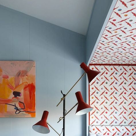 The List by House & Garden on Instagram: "Sarah Peake of @studiopeake didn't let the severe angle of the ceiling get in the way of designing this charming bedroom. She added a single bed below the window and covered the nook in @ottolinedevries' 'Chintamani Trellis' wallpaper. The red in the wallpaper is also picked up in the lamp by @habitatuk. Sarah's overriding aesthetic is the interweaving of tradition and imagination. She and her team work with their clients to understand the purpose of ea Red And Blue Boys Bedroom, Red White And Blue Living Room, Blue Boys Bedroom, Boys Bedroom Paint, Pitched Ceiling, Trellis Wallpaper, Red Lamp, Small Space Design, Bedroom Red