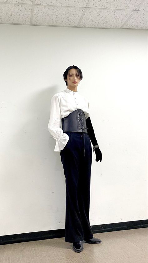 Park Seonghwa Corset, Seonghwa Genderless, Seonghwa Full Body Pic, Seonghwa Crazy Form Outfit, Feminine Clothes For Men, Men Corset Outfit, Seonghwa Corset, Juxtaposition Fashion, Blush Emoji