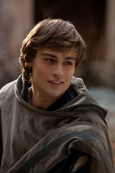 Florian sterling Douglas Booth Romeo, Romeo I Julia, Romeo Montague, Romeo Ve Juliet, Character Bank, Douglas Booth, Modern Men, Story Characters, Mötley Crüe