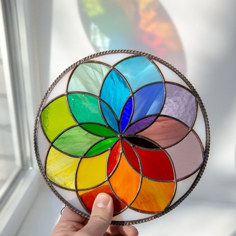 Rainbow Stained Glass Patterns, Modern Stained Glass Art, Stained Glass Mandala, Stained Glass Window Hangings, Spectrum Glass, L'art Du Vitrail, Modern Stained Glass, Stained Glass Decor, Stained Glass Window Hanging