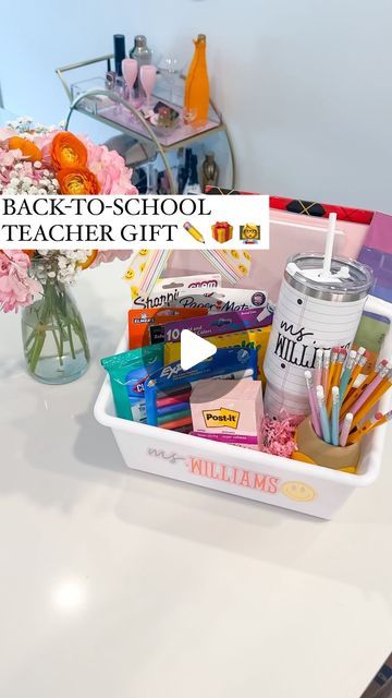 Shelby Parks on Instagram: "What would you add?   I get so sad when I hear teachers say they’ve never received a Back-to-School teacher gift 🥺  The beginning of the year can be so expensive stocking up on supplies so I love putting together a Back-to-School basket filled with intentional supplies to help lighten the load & start the year out on the right foot  I was able to find all of these supplies at @michaelsstores so it was super easy to throw this together!   Have you ever received a Back-to-School teacher gift?   *Comment SUPPLIES for everything I used to make this Back-to-School teacher gift sent to your inbox 💌  #michaelsstores #makeitwithmichaels #ad #backtoschool #teachersofinstagram #teachergifts #teachergiftideas #b2s #roommom #momsofinstagram" School Supply Gifts For Teachers, New Teacher Welcome Gift, Teacher Baskets Back To School, Teacher Gifts First Day Of School, Beginning Of The Year Teacher Gifts, Gift Basket Ideas For Teachers, First Day Of School Gifts For Teachers, Teacher Gifts Beginning Of Year, First Day Of School Teacher Gifts