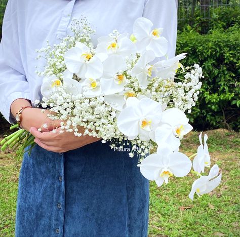 White theme in pageant style arrangement. Simple yet elegent on your wedding day. Pageant Bridal Bouquet, Pageant Flowers Bouquet Style, Pageant Bouquet Wedding, Pageant Bouquet, Grad Flowers, Baby S Breath, Hand Bouquet, Wedding Bridal Bouquets, Bridal Bouquets