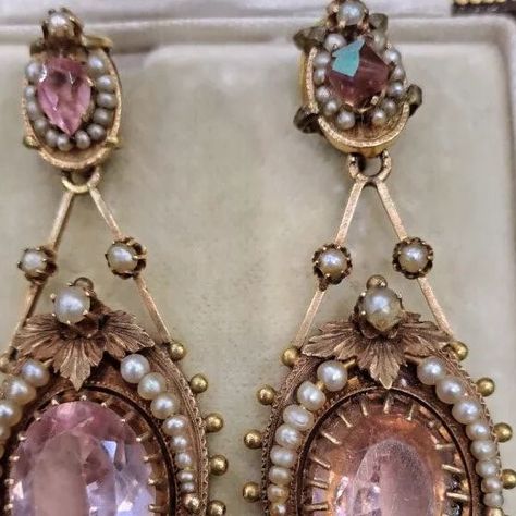 Delphi Antiques on Instagram: "Exquisite kunzite and pearls drop earrings

#DMqueries #CustodianOfEternity

EG077

Unusual and rare pair of early Victorian drop earrings, made in England c1830, set in fine gold settings with oval pink kunzite stones as their centre-pieces, in fine clawed settings.
They are set on each side with natural pearls, as well as in the base, and a similar smaller combination at the top" Victorian Drop Earrings, Jewelry Wishlist, Pink Kunzite, Jewel Box, Centre Pieces, Pearl Drop Earrings, Pearl Drop, Natural Pearls, England