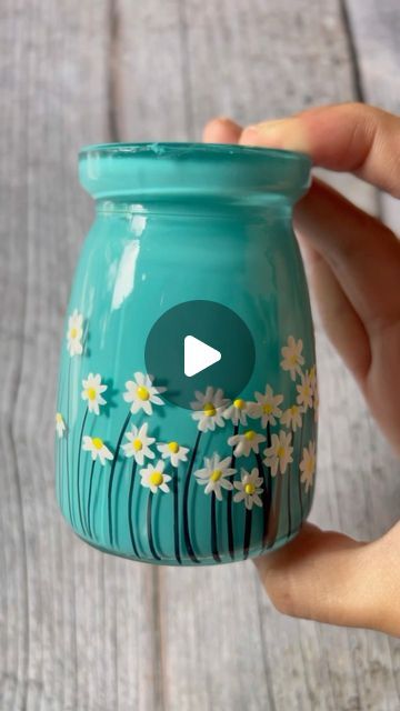 Painting Glass Bottles Acrylic, Glass Pot Painting, Acrylic Painting On Glass Bottles, Glass Bottles Art Paint, Glass Bottles Painting, Glass Painting Acrylic, Glass Jar Painting, Cute Jars, Glass Jars Diy