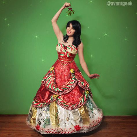 Woman Turns Used Wrapping Paper Into Dresses, And The Result Will Blow Your Mind Wrapping Paper Dress, Taylor Swift Games, Recycled Dress, Paper Dress, Costume Designer, Style Finder, Christmas Party Dress, Fairytale Dress, Stunning Gowns