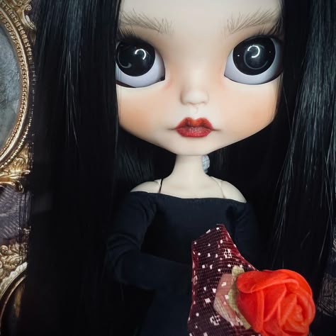 Morticia Addams Blythe Doll Blythe Dolls Black Hair Brown Eyes, Asian Blythe Doll, Goth Blythe Dolls, Blythe Doll Pfp, Blythe Dolls Black Hair, Blythe Dolls Cute, Black Hair Black Eyes, Dark Green Hair, American Girl Doll House