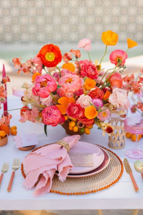 A Beautiful & Colorful Outdoor Cinco de Mayo Dinner • Beijos Events Pink And Orange Florals, Cinco De Mayo Party Ideas, Pink And Orange Wedding, Orange Wedding Themes, Orange And Pink Wedding, Colorful Table Setting, 21 Diner, Recipes Drinks, Boda Mexicana