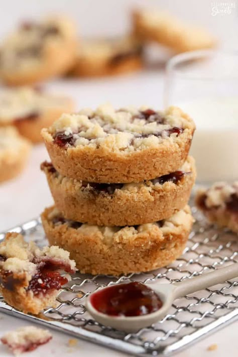 Stack of three raspberry crumble cookies on a wire rack. Raspberry Jam Cookie Recipes, Raspberry Crumb Cookies, Triple Berry Cookies, Hand Desserts Parties, Deep Dish Cookies Recipe, Deep Dish Cookie Recipe, Deep Dish Cookies, Raspberry Crumble Cookies, Crumb Cookies