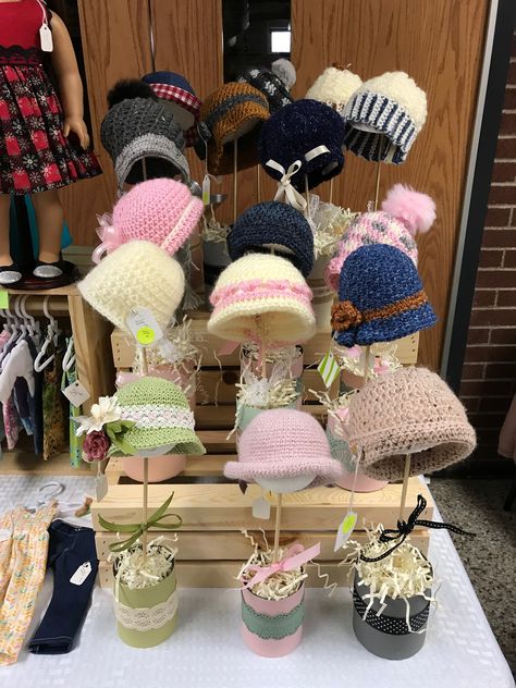 Diy Hat Display Craft Fairs, Diy Hat Display, Diy Hat Stand, Crochet Booth, Craft Fair Display Table, Hat Displays, Craft Fair Table, Fabric Hats, Crochet Craft Fair