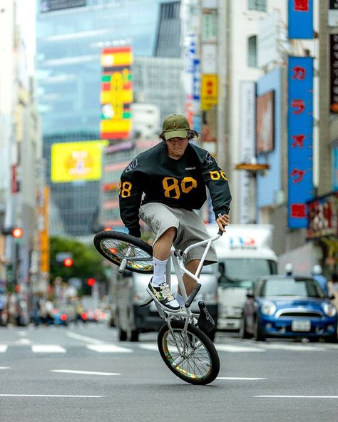 Bmx Flatland, Urban Bicycle, Bike Room, Bmx Racing, Joggers Shoes, Creative Photoshoot Ideas, Fast Furious, Vintage Classics, Drawing Stuff