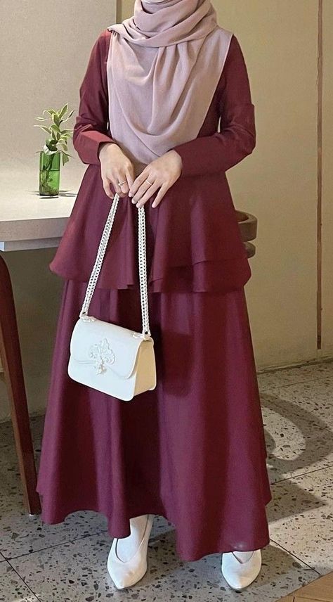 Gamis Maroon Hijab, Maroon Dress Hijab, Maroon Hijab Outfit, Maroon Abaya, Maroon Outfits, Maroon Hijab, Outfit Maroon, Burqa Design, Simple Abaya Designs