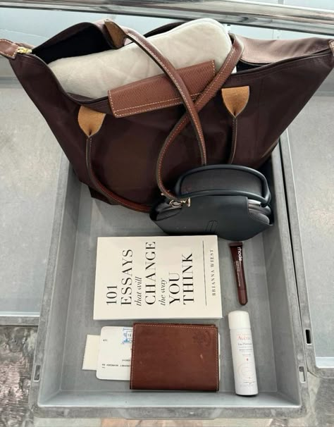 Airport Aesthetic, Longchamp Bag, Inside My Bag, Skandinavian Fashion, What's In My Bag, Bag Essentials, In My Bag, Essential Bag, In The Bag