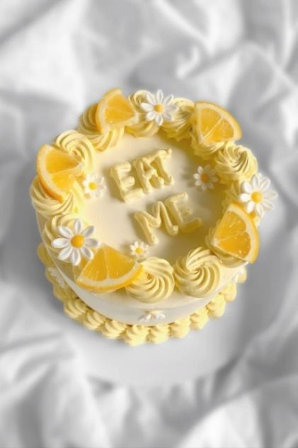 Retro Cake Decorating, Vintage Lemon Cake, End Of Summer Cake, Easy Cute Birthday Cakes, Cute Round Cakes, Summer Mini Cakes, Birthday Cake Aesthetic Yellow, Cute Cakes To Make, Yellow Decorated Cake