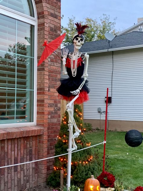 Halloween Carnival Yard Decorations, Halloween Park Decorations, Halloween Carnevil Ideas, Circus Halloween Party Decorations, Skeleton Clown Halloween Decorations, Spooky Carnival Decorations, Circus Halloween Decorations Outdoor, Clown Theme Halloween Decor, Haunted Circus Decorations Diy