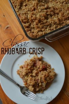 Classic Rhubarb Crisp Recipe - This just may be my all-time favorite dessert from my childhood! Rubarb Crisp, Salmon Berries, Rhubarb Crisp Recipe, Rhubarb Desserts Recipes, Desserts Nutella, Rhubarb Dessert, Rhubarb Recipes Crisp, Fresh Rhubarb, Dessert Oreo