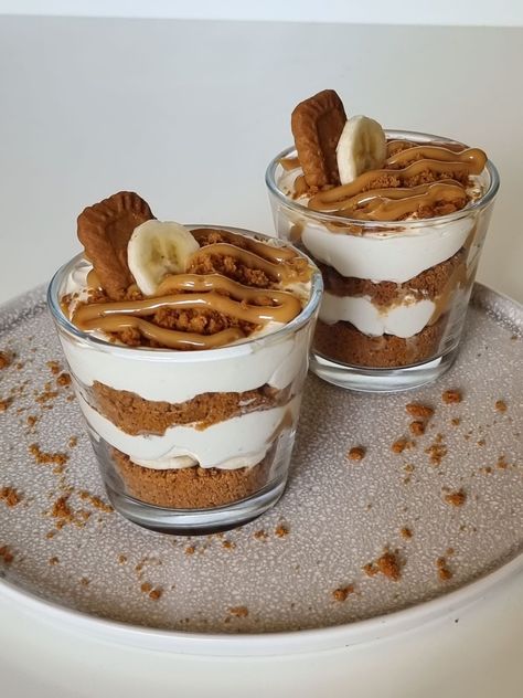 Biscoff Banofee Trifle Banoffee Trifle Recipes, Biscoff Trifle Recipe, Biscoff Parfait, Biscoff Banana Pudding, Biscoff Trifle, Vegan Trifle, Trifle Bowl Recipes, Trifle Dessert Recipes, Vendor Ideas